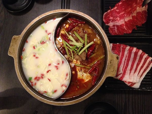 水煮牛肉牛奶海鮮鴛鴦鍋