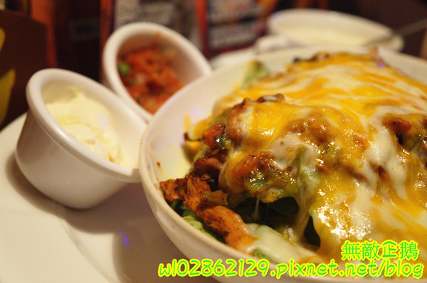 Willy's Grill葳苙二壘：【台南-南區】沙拉x墨西哥玉米片..一起看棒球實況轉播巴...《Willy's Grill葳苙二壘》