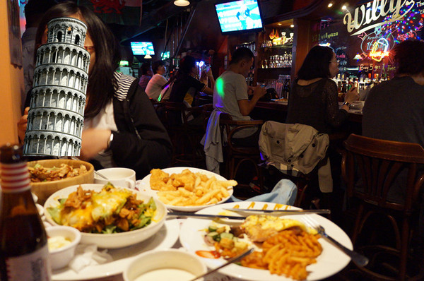 Willy's Grill葳苙二壘：【台南-南區】沙拉x墨西哥玉米片..一起看棒球實況轉播巴...《Willy's Grill葳苙二壘》