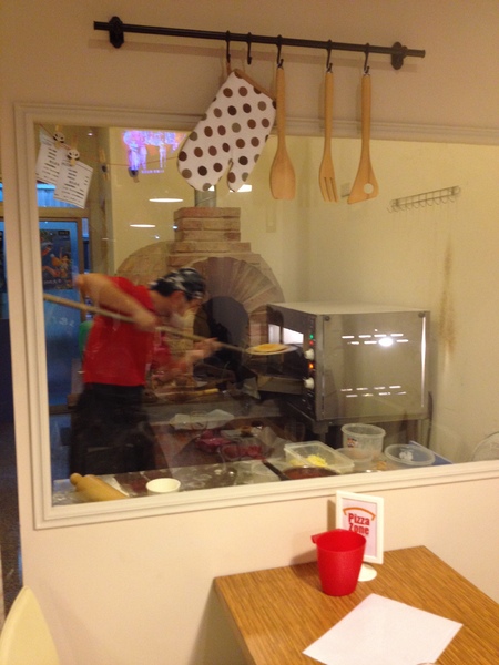 pizza zone 手工披薩：[台北] 淡江巷弄隱藏異國美食 現點現做請耐心等候