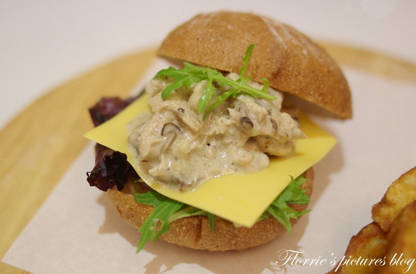 Kaffee Amadeus阿瑪迪斯咖啡館(板橋大遠百):口碑券美食之旅~Kaffee Amadeus阿瑪迪斯咖啡館(板橋大遠百店)~沙河蛋糕變成熱甜點囉