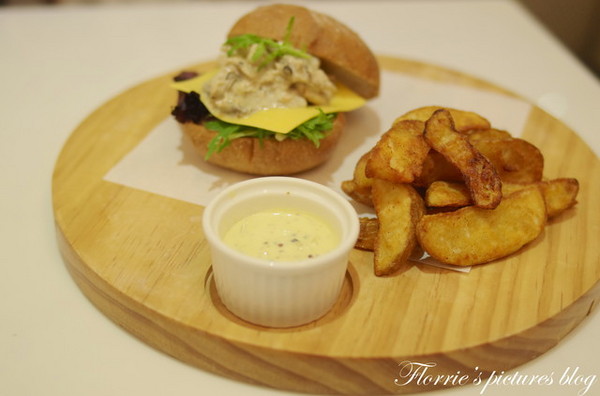 Kaffee Amadeus阿瑪迪斯咖啡館(板橋大遠百):口碑券美食之旅~Kaffee Amadeus阿瑪迪斯咖啡館(板橋大遠百店)~沙河蛋糕變成熱甜點囉