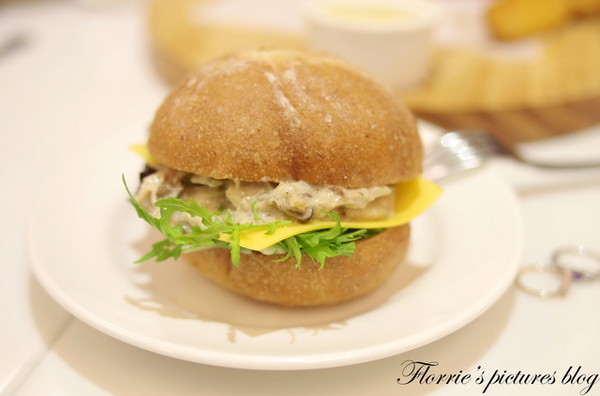 Kaffee Amadeus阿瑪迪斯咖啡館(板橋大遠百):口碑券美食之旅~Kaffee Amadeus阿瑪迪斯咖啡館(板橋大遠百店)~沙河蛋糕變成熱甜點囉