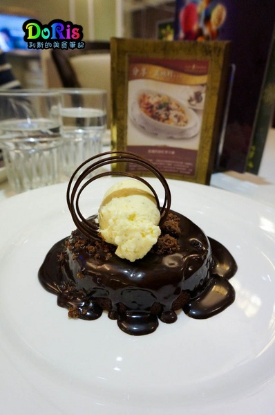 Kaffee Amadeus阿瑪迪斯咖啡館(板橋大遠百):奧地利國寶沙河蛋糕 當香草冰淇淋與熱巧克力相遇-Kaffee Amadeus阿瑪迪斯咖啡館(板橋大遠百店)