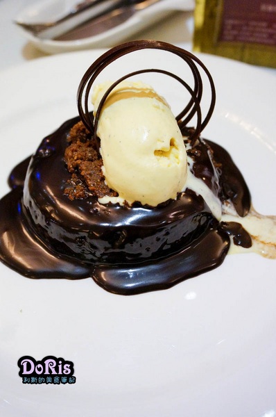 Kaffee Amadeus阿瑪迪斯咖啡館(板橋大遠百):奧地利國寶沙河蛋糕 當香草冰淇淋與熱巧克力相遇-Kaffee Amadeus阿瑪迪斯咖啡館(板橋大遠百店)