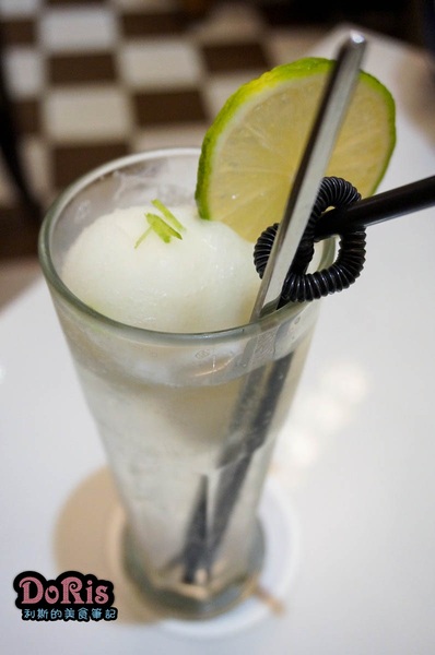 Kaffee Amadeus阿瑪迪斯咖啡館(板橋大遠百):奧地利國寶沙河蛋糕 當香草冰淇淋與熱巧克力相遇-Kaffee Amadeus阿瑪迪斯咖啡館(板橋大遠百店)