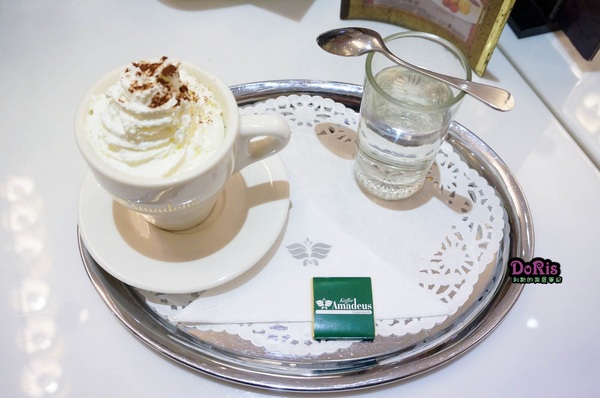 Kaffee Amadeus阿瑪迪斯咖啡館(板橋大遠百):奧地利國寶沙河蛋糕 當香草冰淇淋與熱巧克力相遇-Kaffee Amadeus阿瑪迪斯咖啡館(板橋大遠百店)