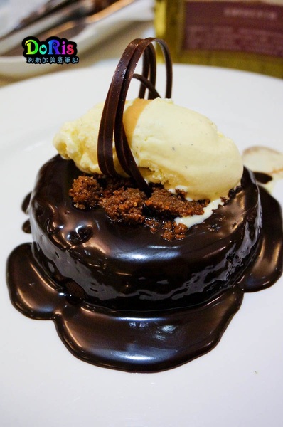 Kaffee Amadeus阿瑪迪斯咖啡館(板橋大遠百):奧地利國寶沙河蛋糕 當香草冰淇淋與熱巧克力相遇-Kaffee Amadeus阿瑪迪斯咖啡館(板橋大遠百店)