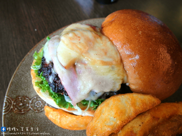 小豚輕食 Kobuta brunch:〖台中│美食〗小豚輕食 Kobuta brunch ❤ 超厚實鬆餅澎派登場~美味現做,香氣十足,口感軟綿厚實,開幕至今快三年了,依然人潮不斷,沒預約可能還吃不到呢!!