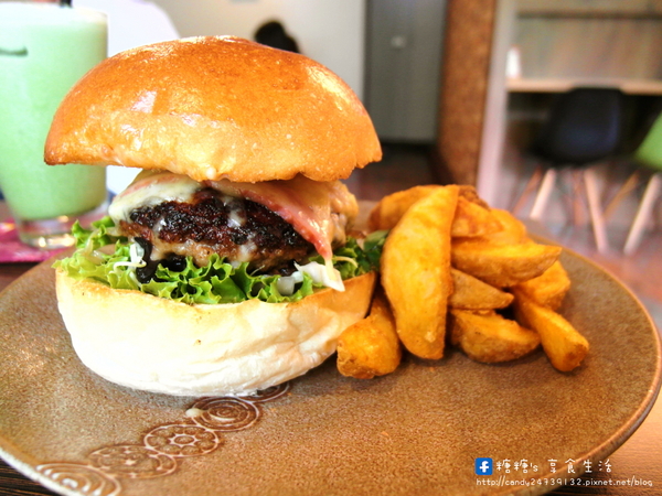 小豚輕食 Kobuta brunch:〖台中│美食〗小豚輕食 Kobuta brunch ❤ 超厚實鬆餅澎派登場~美味現做,香氣十足,口感軟綿厚實,開幕至今快三年了,依然人潮不斷,沒預約可能還吃不到呢!!