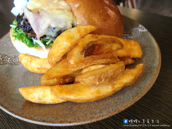 小豚輕食 Kobuta brunch:〖台中│美食〗小豚輕食 Kobuta brunch ❤ 超厚實鬆餅澎派登場~美味現做,香氣十足,口感軟綿厚實,開幕至今快三年了,依然人潮不斷,沒預約可能還吃不到呢!!