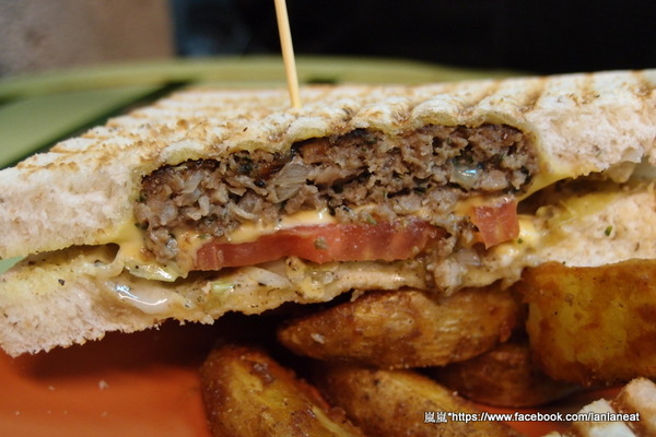 庫卡帕尼尼 澳式輕食：【台中逢甲】庫卡帕尼尼 澳式輕食－逢甲夜市裡的牽絲美味