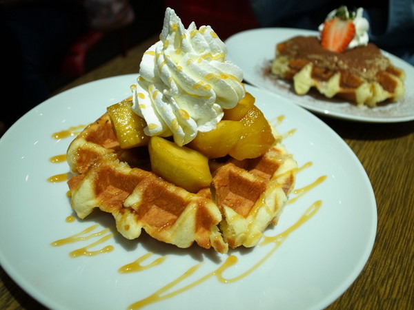 MR.PAPA WAFFLE&CAFE 比利時鬆餅專賣店(明耀門市)：＜台北｜東區｜鬆餅＞鬆餅人＃愛心鎖牆＃提拉米蘇鬆餅～MR.PAPA WAFFLE&CAFE 比利時鬆餅專賣店