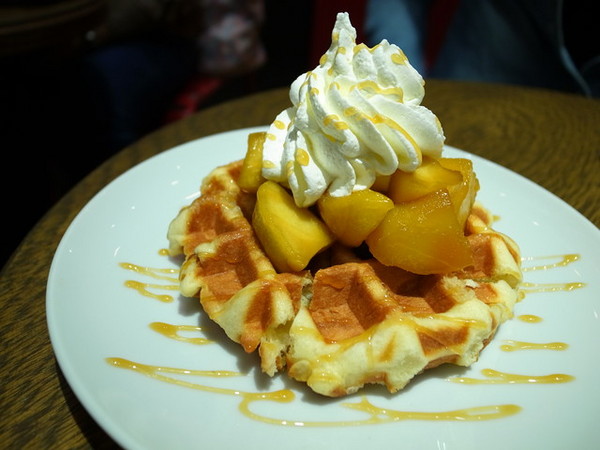 MR.PAPA WAFFLE&CAFE 比利時鬆餅專賣店(明耀門市)：＜台北｜東區｜鬆餅＞鬆餅人＃愛心鎖牆＃提拉米蘇鬆餅～MR.PAPA WAFFLE&CAFE 比利時鬆餅專賣店