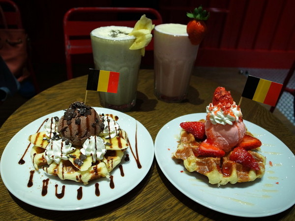 MR.PAPA WAFFLE&CAFE 比利時鬆餅專賣店(明耀門市)：＜台北｜東區｜鬆餅＞鬆餅人＃愛心鎖牆＃提拉米蘇鬆餅～MR.PAPA WAFFLE&CAFE 比利時鬆餅專賣店