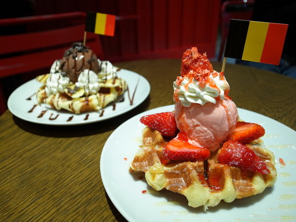 MR.PAPA WAFFLE&CAFE 比利時鬆餅專賣店(明耀門市)：＜台北｜東區｜鬆餅＞鬆餅人＃愛心鎖牆＃提拉米蘇鬆餅～MR.PAPA WAFFLE&CAFE 比利時鬆餅專賣店