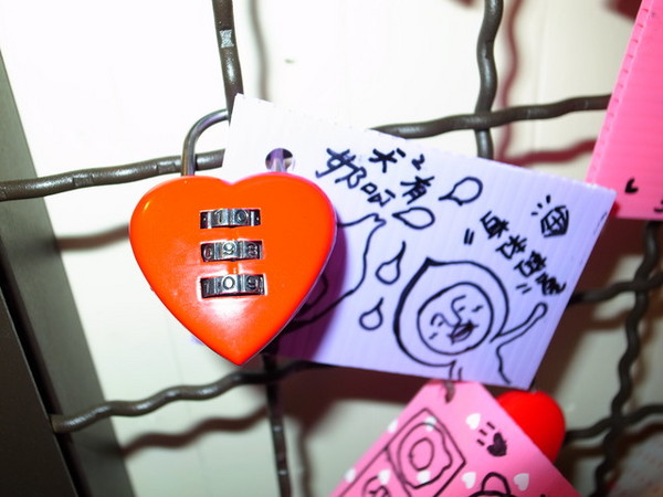 MR.PAPA WAFFLE&CAFE 比利時鬆餅專賣店(明耀門市)：＜台北｜東區｜鬆餅＞鬆餅人＃愛心鎖牆＃提拉米蘇鬆餅～MR.PAPA WAFFLE&CAFE 比利時鬆餅專賣店