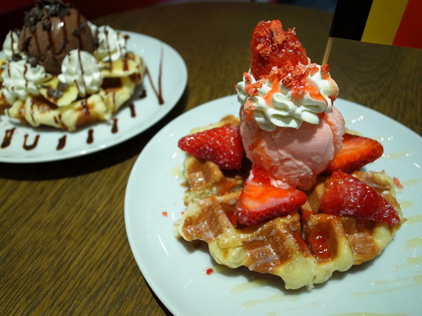 MR.PAPA WAFFLE&CAFE 比利時鬆餅專賣店(明耀門市)：＜台北｜東區｜鬆餅＞鬆餅人＃愛心鎖牆＃提拉米蘇鬆餅～MR.PAPA WAFFLE&CAFE 比利時鬆餅專賣店