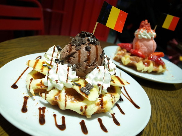 MR.PAPA WAFFLE&CAFE 比利時鬆餅專賣店(明耀門市)：＜台北｜東區｜鬆餅＞鬆餅人＃愛心鎖牆＃提拉米蘇鬆餅～MR.PAPA WAFFLE&CAFE 比利時鬆餅專賣店