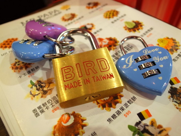 MR.PAPA WAFFLE&CAFE 比利時鬆餅專賣店(明耀門市)：＜台北｜東區｜鬆餅＞鬆餅人＃愛心鎖牆＃提拉米蘇鬆餅～MR.PAPA WAFFLE&CAFE 比利時鬆餅專賣店