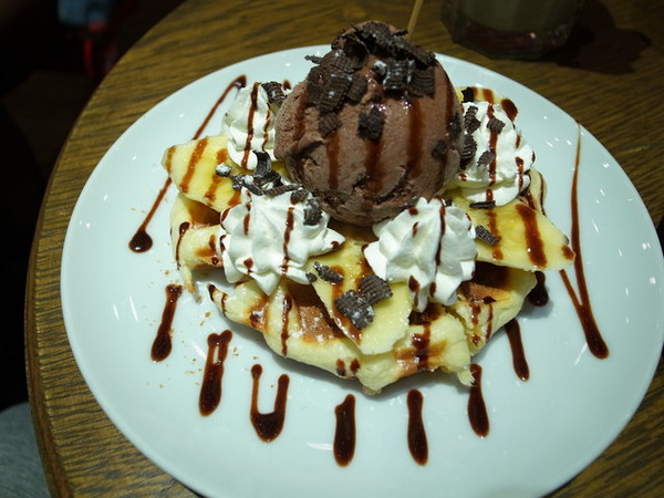 MR.PAPA WAFFLE&CAFE 比利時鬆餅專賣店(明耀門市)：＜台北｜東區｜鬆餅＞鬆餅人＃愛心鎖牆＃提拉米蘇鬆餅～MR.PAPA WAFFLE&CAFE 比利時鬆餅專賣店