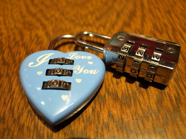 MR.PAPA WAFFLE&CAFE 比利時鬆餅專賣店(明耀門市)：＜台北｜東區｜鬆餅＞鬆餅人＃愛心鎖牆＃提拉米蘇鬆餅～MR.PAPA WAFFLE&CAFE 比利時鬆餅專賣店