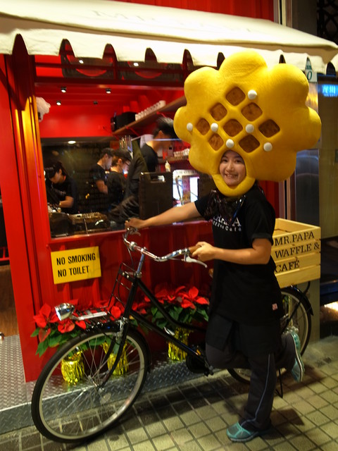 MR.PAPA WAFFLE&CAFE 比利時鬆餅專賣店(明耀門市)：＜台北｜東區｜鬆餅＞鬆餅人＃愛心鎖牆＃提拉米蘇鬆餅～MR.PAPA WAFFLE&CAFE 比利時鬆餅專賣店