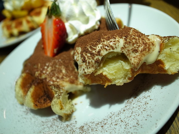 MR.PAPA WAFFLE&CAFE 比利時鬆餅專賣店(明耀門市)：＜台北｜東區｜鬆餅＞鬆餅人＃愛心鎖牆＃提拉米蘇鬆餅～MR.PAPA WAFFLE&CAFE 比利時鬆餅專賣店