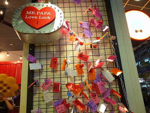 MR.PAPA WAFFLE&CAFE 比利時鬆餅專賣店(明耀門市)：＜台北｜東區｜鬆餅＞鬆餅人＃愛心鎖牆＃提拉米蘇鬆餅～MR.PAPA WAFFLE&CAFE 比利時鬆餅專賣店