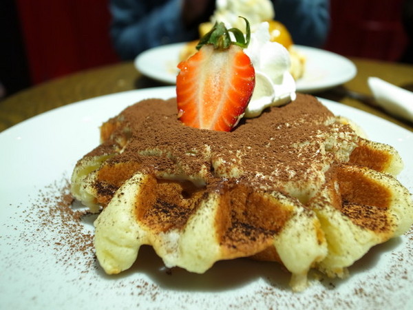 MR.PAPA WAFFLE&CAFE 比利時鬆餅專賣店(明耀門市)：＜台北｜東區｜鬆餅＞鬆餅人＃愛心鎖牆＃提拉米蘇鬆餅～MR.PAPA WAFFLE&CAFE 比利時鬆餅專賣店