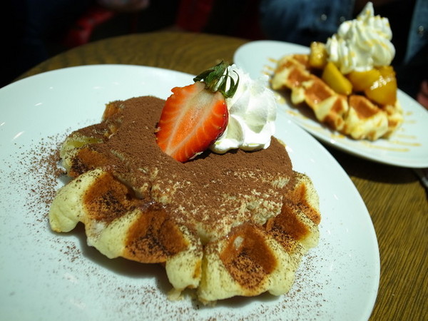 MR.PAPA WAFFLE&CAFE 比利時鬆餅專賣店(明耀門市)：＜台北｜東區｜鬆餅＞鬆餅人＃愛心鎖牆＃提拉米蘇鬆餅～MR.PAPA WAFFLE&CAFE 比利時鬆餅專賣店