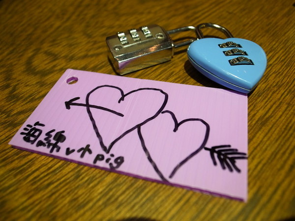 MR.PAPA WAFFLE&CAFE 比利時鬆餅專賣店(明耀門市)：＜台北｜東區｜鬆餅＞鬆餅人＃愛心鎖牆＃提拉米蘇鬆餅～MR.PAPA WAFFLE&CAFE 比利時鬆餅專賣店