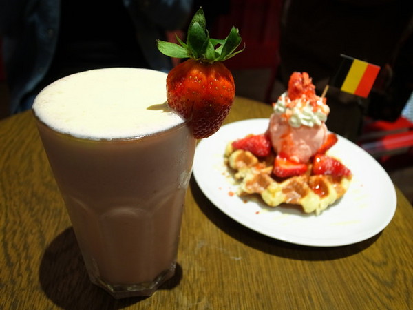 MR.PAPA WAFFLE&CAFE 比利時鬆餅專賣店(明耀門市)：＜台北｜東區｜鬆餅＞鬆餅人＃愛心鎖牆＃提拉米蘇鬆餅～MR.PAPA WAFFLE&CAFE 比利時鬆餅專賣店