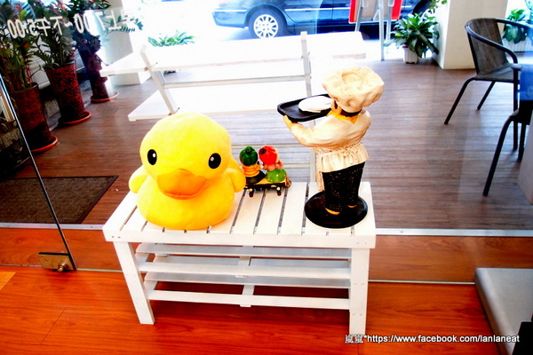 皇家盒子 ROYAL BOX:【台中西區】皇家盒子 ROYAL BOX-軟軟的香蕉巧克力鬆餅