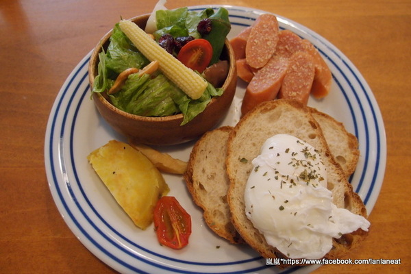 鐵木咖啡：【台中東海】鐵木咖啡－用心的店家顧客看的見，豐富繽紛的沙拉～