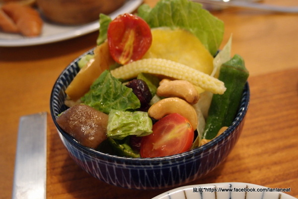鐵木咖啡：【台中東海】鐵木咖啡－用心的店家顧客看的見，豐富繽紛的沙拉～