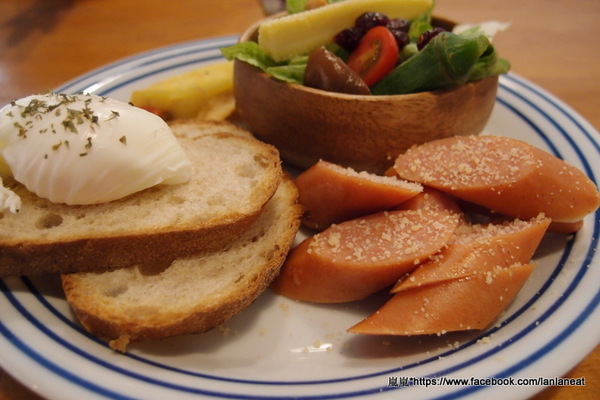 鐵木咖啡：【台中東海】鐵木咖啡－用心的店家顧客看的見，豐富繽紛的沙拉～