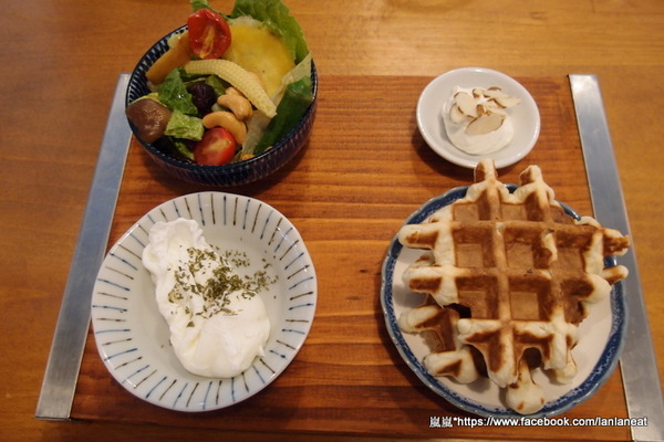 鐵木咖啡：【台中東海】鐵木咖啡－用心的店家顧客看的見，豐富繽紛的沙拉～