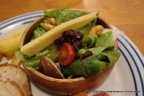 鐵木咖啡：【台中東海】鐵木咖啡－用心的店家顧客看的見，豐富繽紛的沙拉～