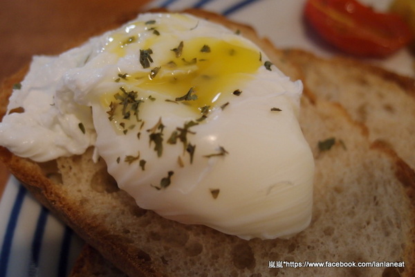 鐵木咖啡：【台中東海】鐵木咖啡－用心的店家顧客看的見，豐富繽紛的沙拉～
