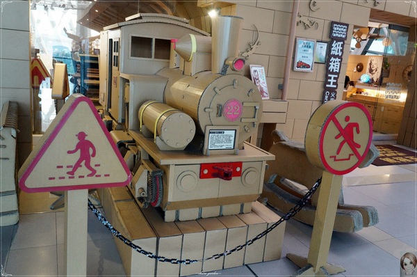 紙箱王火車餐廳(烏日店)：[台中追五月天小旅行]台中 新烏日火車站~紙箱王之火車站限定版