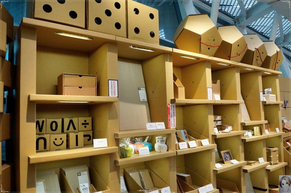 紙箱王火車餐廳(烏日店)：[台中追五月天小旅行]台中 新烏日火車站~紙箱王之火車站限定版