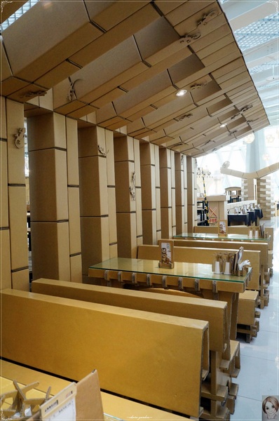 紙箱王火車餐廳(烏日店)：[台中追五月天小旅行]台中 新烏日火車站~紙箱王之火車站限定版