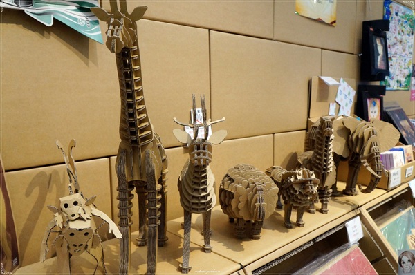 紙箱王火車餐廳(烏日店)：[台中追五月天小旅行]台中 新烏日火車站~紙箱王之火車站限定版