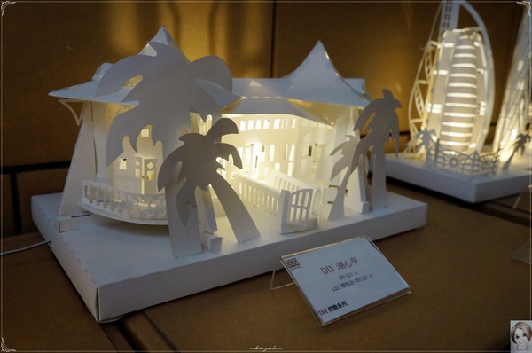 紙箱王火車餐廳(烏日店)：[台中追五月天小旅行]台中 新烏日火車站~紙箱王之火車站限定版