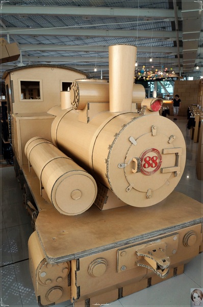 紙箱王火車餐廳(烏日店)：[台中追五月天小旅行]台中 新烏日火車站~紙箱王之火車站限定版