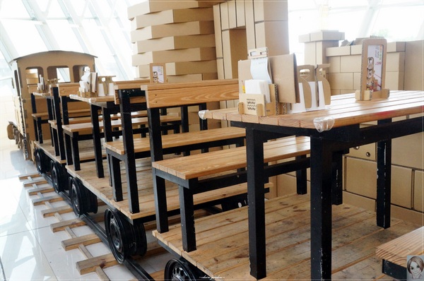 紙箱王火車餐廳(烏日店)：[台中追五月天小旅行]台中 新烏日火車站~紙箱王之火車站限定版