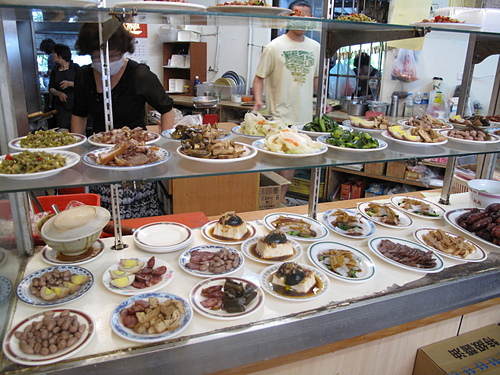 老夫子牛肉麵：中興新村美食－老夫子牛肉麵ｖｓ排骨飯