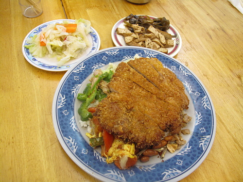 老夫子牛肉麵：中興新村美食－老夫子牛肉麵ｖｓ排骨飯