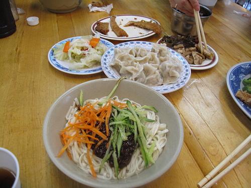 老夫子牛肉麵：中興新村美食－老夫子牛肉麵ｖｓ排骨飯